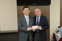 生物醫學學院院長陳偉儀教授(右)接受陳亮國醫生的捐款